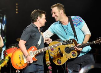 Glastonbury: Coldplay und Michael J. Fox sorgen für Gänsehautmoment Michael J. Fox stand bereits 2016 mit Chris Martin bei einem Coldplay-Konzert auf der Bühne. / Source: Kevin Mazur/Getty Images for Atlantic Records