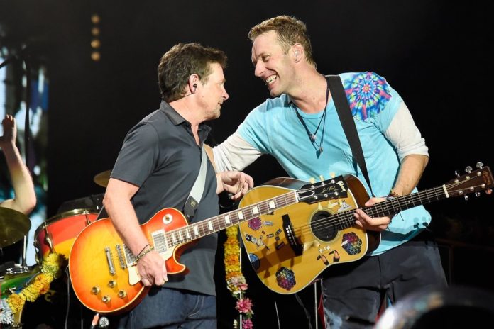 Michael J. Fox stand bereits 2016 mit Chris Martin bei einem Coldplay-Konzert auf der Bühne. / Source: Kevin Mazur/Getty Images for Atlantic Records