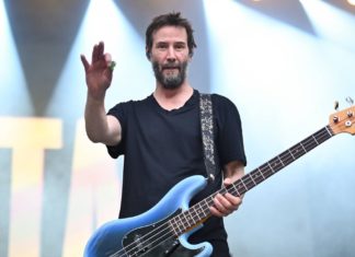 Bühne statt Leinwand: Keanu Reeves tourt mit seiner Band durch Europa Kraftvolle Riffs und ein zaghafter Gruß: Hollywood-Größe Keanu Reeves während seines Dogstar-Konzerts in Zagreb. / Source: imago/HANZA MEDIA