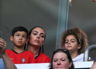 Georgina Rodríguez mit Kids bei Portugal-Niederlage im Stadion Georgina Rodríguez verfolgte Portugals Spiel gegen Georgien von der Tribüne. / Source: PATRICIA DE MELO MOREIRA/AFP via Getty Images