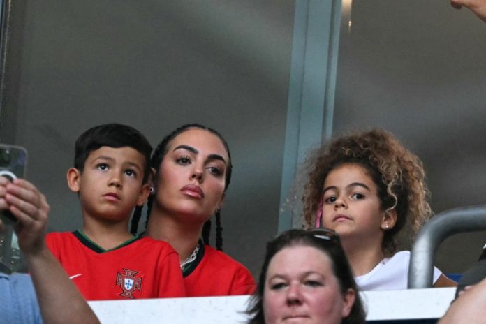 Georgina Rodríguez verfolgte Portugals Spiel gegen Georgien von der Tribüne. / Source: PATRICIA DE MELO MOREIRA/AFP via Getty Images