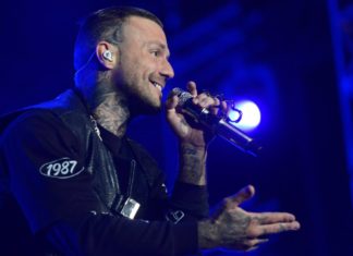 Vor EM-Achtelfinale: Rapper Kontra K besucht DFB-Team Der Rapper Kontra K hat die deutsche Nationalmannschaft besucht. / Source: imago/Future Image