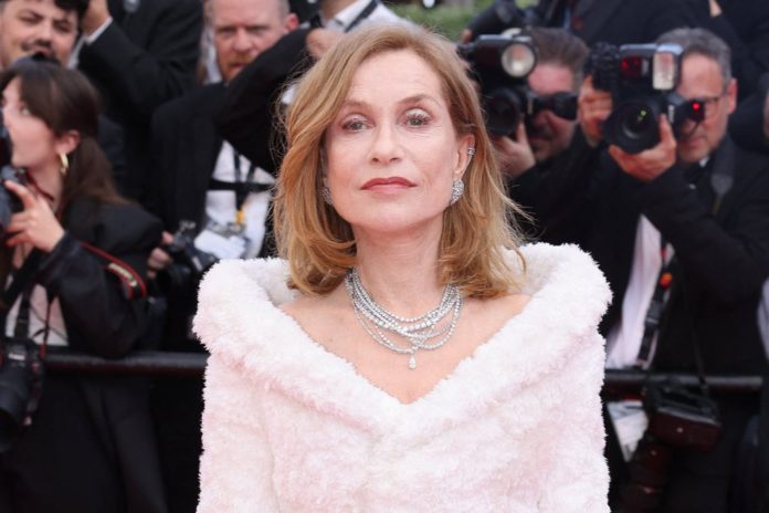 Isabelle Huppert wird mit dem Lumière Award ausgezeichnet. / Source: imago images/ABACAPRESS