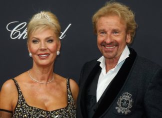 Verlobung! Thomas Gottschalk möchte seine Karina heiraten Thomas Gottschalk mit seine Partnerin Karina Mroß auf dem roten Teppich. / Source: imago images/Eventpress