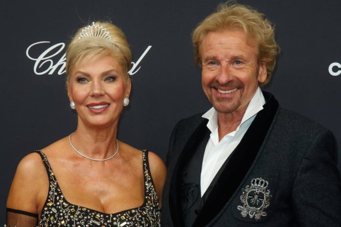 Thomas Gottschalk mit seine Partnerin Karina Mroß auf dem roten Teppich. / Source: imago images/Eventpress