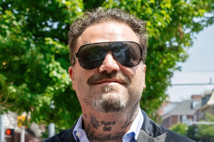 Bam Margera im vergangenen Jahr bei seiner Anhörung vor dem Gericht. / Source: Gilbert Carrasquillo/GC Images