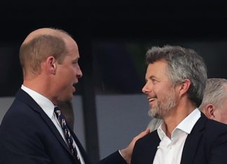Frederik von Dänemark: Kommt er zum EM-Knaller gegen Deutschland? König Frederik (r.) und Prinz William begrüßen sich auf der Tribüne im Frankfurter Stadion. / Source: Crystal Pix/MB Media/Getty Images