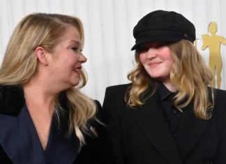 Tochter von MS-kranker Christina Applegate: “Schwer sie so zu sehen” Christina Applegate mit Tochter Sadie bei den Screen Actors Guild Awards 2023 in Los Angeles. / Source: imago/UPI Photo
