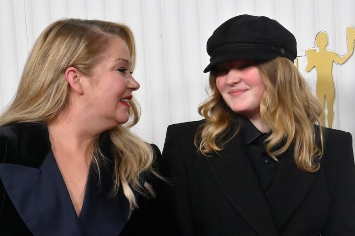 Christina Applegate mit Tochter Sadie bei den Screen Actors Guild Awards 2023 in Los Angeles. / Source: imago/UPI Photo