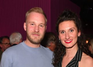 “Bridgerton”-Stars Bessie Carter und Sam Phillips sind ein Paar Bei den "Bridgerton"-Stars Sam Philipps und Bessie Carter hat es im echten Leben gefunkt. / Source: Alan Chapman/Dave Benett/Getty Images