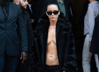 Fast nackt! Katy Perry zeigt in Paris ihre Bauchmuskeln Katy Perry am Mittwoch bei der Balenciaga-Show in Paris. / Source: imago/ABACAPRESS
