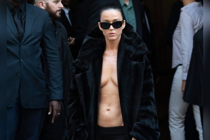 Katy Perry am Mittwoch bei der Balenciaga-Show in Paris. / Source: imago/ABACAPRESS