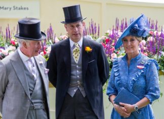 Ascot-Dresscode: Selbst für die royalen Fußknöchel gibt es Regeln König Charles (l.), Prinz Edward und Herzogin Sophie in ihren Ascot-Outfits. / Source: © NUNN SYNDICATION LIMITED 2022