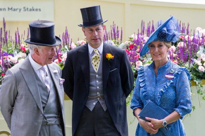 König Charles (l.), Prinz Edward und Herzogin Sophie in ihren Ascot-Outfits. / Source: © NUNN SYNDICATION LIMITED 2022