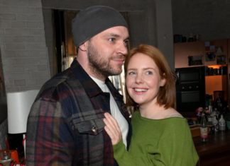 Das passiert heute in den Soaps "GZSZ": Toni (r.) ist überglücklich, weiter Polizistin sein zu dürfen. / Source: RTL / Rolf Baumgartner