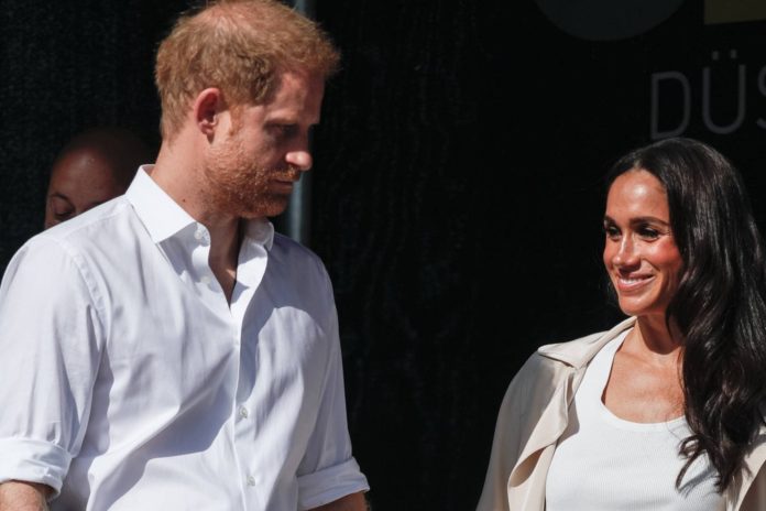 Prinz Harry und Herzogin Meghan stehen auch nach ihrem Rücktritt als hochrangige Royals im Rampenlicht. Ihre Kinder wachsen abseits des Medienrummels auf. / Source: imago/Avalon.red