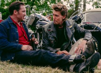“The Bikeriders”: Wenig rasante Nostalgie-Reise mit Austin Butler Tom Hardy (li.) und Austin Butler in "The Bikeriders". / Source: Kyle Kaplan/Focus Features