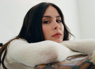 Lena Meyer-Landrut: Das steckt hinter dem Albumtitel “Loyal To Myself” Lena Meyer-Landrut: "Zu mir gehören Selbstzweifel dazu." / Source: Marius Knieling