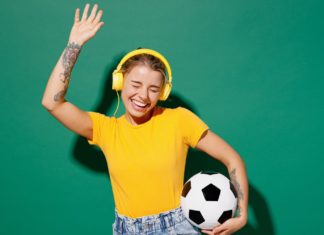 Neue Hits, alte Klassiker: Der Soundtrack zur Fußball-EM 2024 Welche Songs werden Fußball-Fans bei der EM nicht mehr aus dem Ohr bekommen? / Source: 2022 ViDI Studio/Shutterstock.com