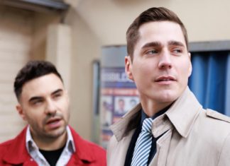 Das passiert heute in den Soaps "Unter uns": Schweren Herzens weiht Ringo (r.) Easy nicht in seine Pläne ein. / Source: RTL / Sebastian Meyer