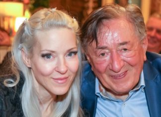 Richard “Mörtel” Lugner: So lief seine sechste Hochzeit Bauunternehmer Richard Lugner mit seiner sechsten Ehefrau Simone "Bienchen" Lugner. / Source: imago/K.Piles