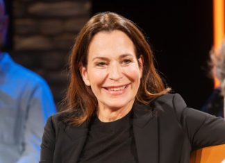 Erster TV-Auftritt von Anne Will: Hat sie das Rampenlicht vermisst? Gut gelaunt kehrte Anne Will für einen Besuch in der Talkshow "3nach9" ins Fernsehen zurück. Ihre Zukunft sieht sie dort allerdings nicht mehr. / Source: Matthias Hornung/NDR