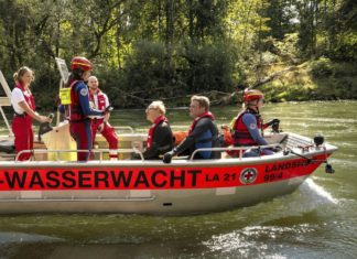“Bezzel & Schwarz – Die Grenzgänger”: Flüsse-Staffel wird verschoben "Bezzel & Schwarz - Die Grenzgänger": Für die zweite Episode "Die Isar" haben Sebastian Bezzel und Simon Schwarz unter anderem die Wasserwacht in Landshut besucht. / Source: BR/Film Five GmbH/Ralf Wilschewski