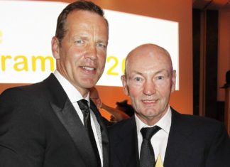 “Sehr hart getroffen”: Henry Maske trauert um seinen einstigen Trainer Rührender Moment: 2012 gab Henry Maske (l.) seinen Preis "Goldene Sportpyramide" bei der Verleihung in Berlin an seinen Trainer Manfred Wolke weiter. / Source: imago images/Eventpress