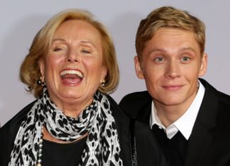 Matthias Schweighöfer würdigt Ruth Maria Kubitschek als “Grande Dame” Am 8. Oktober 2013 strahlten Ruth Maria Kubitschek und Matthias Schweighöfer gemeinsam bei der Premiere des Films "Frau Ella" in Berlin. / Source: imago images/Coldrey