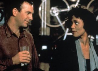 Kevin Costner: Dieses Versprechen gab er einst Whitney Houston Kultfilm: "Bodyguard" mit Kevin Costner und Whitney Houston wurde ein großer Erfolg und zählt für viele Zuschauer bis heute zu einem der beliebtesten Liebesgeschichten der Leinwand. / Source: Imago/KPA