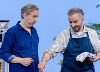 “Böhmi brutzelt”: Jan Böhmermann kocht im Juli wieder auf ZDFneo Jan Böhmermann und Olli Schulz (l.) in der neuen Staffel von "Böhmi brutzelt". / Source: ZDF/Lennart Speer.