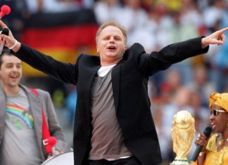 Herbert Grönemeyer teilt massiv gegen die FIFA aus Herbert Grönemeyer während seines Auftritts bei der Eröffnungsfeier zur Fußball-WM 2006 in München. / Source: imago/Team2