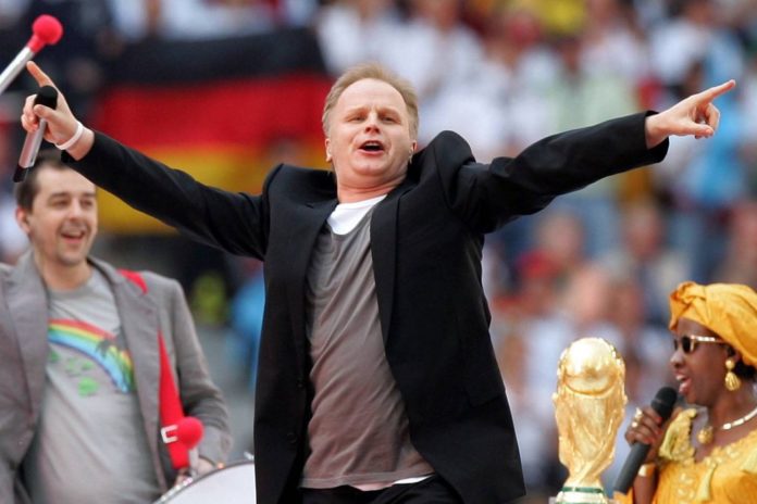 Herbert Grönemeyer während seines Auftritts bei der Eröffnungsfeier zur Fußball-WM 2006 in München. / Source: imago/Team2