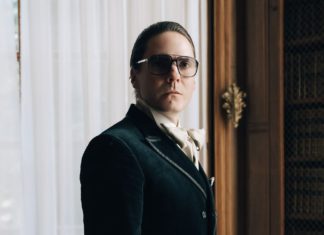 Daniel Brühl: “Ich war für ein paar Monate in einen Mann verknallt” Daniel Brühl wird für "Becoming Karl Lagerfeld" zu Modezar Karl Lagerfeld. / Source: Caroline Dubois - Jour Premier - Disney
