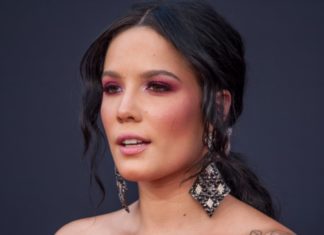 Dramatische Make-up-Looks feiern jetzt ihr Comeback Jeder Trend kommt irgendwann wieder: Sängerin Halsey vor einigen Jahren mit dramatischem Make-up auf einer Veranstaltung. / Source: Jamie Lamor Thompson/Shutterstock