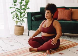 Da sind die aktuellen Yoga-Modetrends Die aktuellen Yoga-Modetrends 2024 setzen auf Komfort und Nachhaltigkeit. / Source: JLco Julia Amaral/Shutterstock