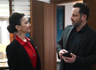 Das passiert heute in den Soaps "Alles was zählt": Simone ist sehr zufrieden mit sich. / Source: RTL / Julia Feldhagen