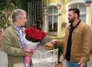 Das passiert heute in den Soaps "Unter uns": Bambi (r.) erkennt, dass sein Vater Uli unter der Trennung von Susanne leidet. / Source: RTL / Stefan Behrens