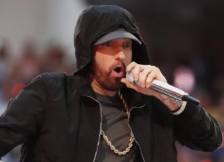 Eminem: Neuer Song des Rappers sorgt für Kontroverse Rapper Eminem meldet sich mit neuer Musik zurück und sorgt wie gewohnt für Diskussionen. / Source: imago/UPI Photo