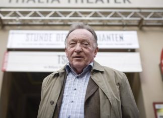 Gedenkfeier in Halle für Schauspieler Peter Sodann Peter Sodann vor seiner langjährigen Wirkungsstätte, dem Neuen Theater in Halle. / Source: imago/Felix Abraham