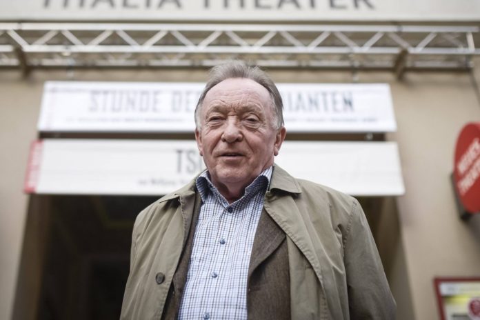 Peter Sodann vor seiner langjährigen Wirkungsstätte, dem Neuen Theater in Halle. / Source: imago/Felix Abraham