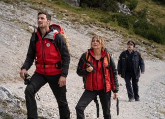 TV-Tipps am Donnerstag "Die Bergretter: Vierzehn Stufen": Katharina (Luise Bähr, M.), Simon (Ferdinand Seebacher, l.) und Polizist Gert (Martin Leutgeb, r.) haben Jessi und ihre Entführerin entdeckt. / Source: ZDF/Stephanie Kulbach