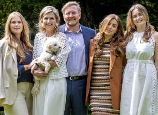 Niederländische Royals bezaubern bei sommerlichem Fotoshooting Kronprinzessin Amalia, Königin Máxima, König Willem-Alexander, Prinzessin Alexia und Prinzessin Ariane (v.l.n.r.) glänzen auf dem neuen, offiziellen Familienporträt des niederländischen Königshauses. / Source: RVD/Patrick van Katwijk