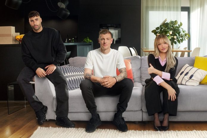 Toni Kroos (M.), Shirin David und Nader Jindaoui sind Teil der diesjährigen #missingtype-Kampagne der DRK-Blutspendedienste. / Source: DRK-Blutspendedienste / Niklas Niessner