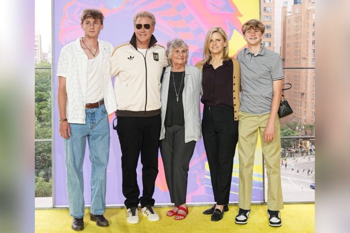 Schauspieler Will Ferell mit Mama Betty Kay Overman, Ehefrau Viveca Paulin und den beiden Söhnen Magnus Ferrell (l.) und Axel Ferrell (r.) bei der 