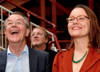 Franz Müntefering hätte gerne noch “ein paar Jahre” Franz und Michelle Müntefering sind seit bald 15 Jahren verheiratet. / Source: imago images/Funke Foto Services