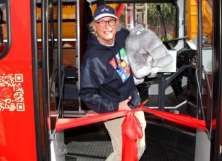 Otto Waalkes: Mit dem Ottifanten-Bus durch Hamburg Comedian Otto Waalkes bei der Jungfernfahrt des Ottifanten-Busses in der Hansestadt Hamburg. / Source: imago/APress