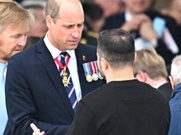 Prinz William schüttelte Wolodymyr Selenskyj bei der offiziellen internationalen Zeremonie zum 80. Jahrestag des D-Day am Omaha Beach herzlich die Hand. / Source: imago images/ABACAPRESS