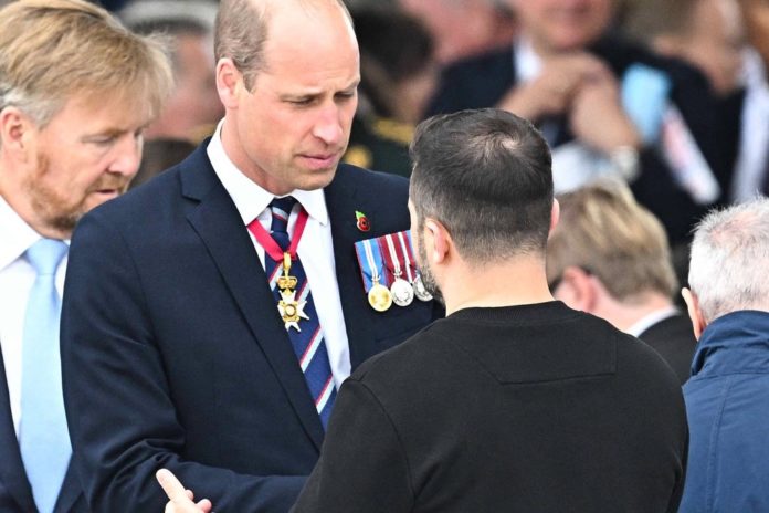 Prinz William schüttelte Wolodymyr Selenskyj bei der offiziellen internationalen Zeremonie zum 80. Jahrestag des D-Day am Omaha Beach herzlich die Hand. / Source: imago images/ABACAPRESS