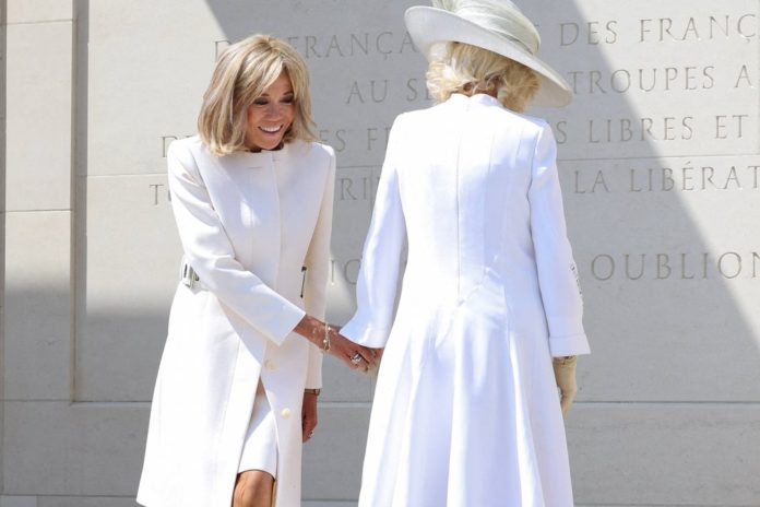 Königin Camilla und Brigitte Macron (l.) bei den D-Day-Feierlichkeiten am Kriegerdenkmal 